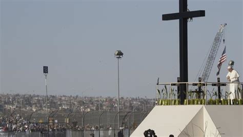 La messe surréaliste du pape François à la frontière entre le Mexique