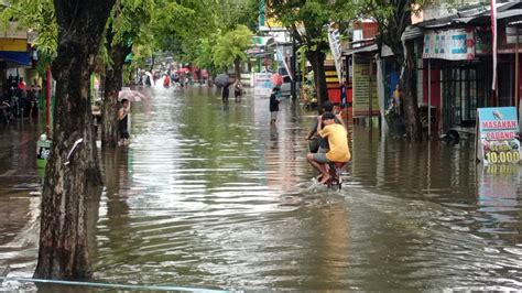 Diguyur Hujan Semalaman Blitar Dilanda Banjir Hingga 1 Meter Lebih