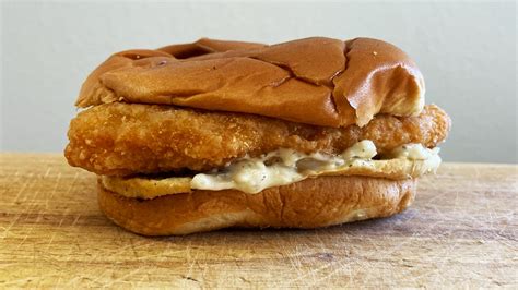 Popeyes Flounder Fish Sandwich Review We Re Sad We Can T Get It Year