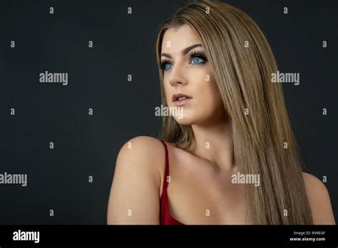 Solo Brunette Hi Res Stock Photography And Images Alamy