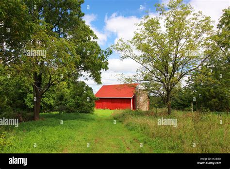 Classic Red Barn Hi Res Stock Photography And Images Alamy