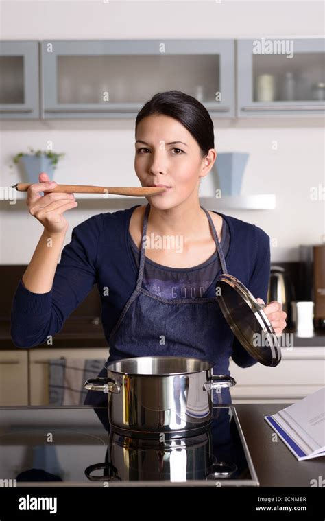 Une Femme Au Foyer Cuisine Dans La Cuisine Banque De Photographies Et D