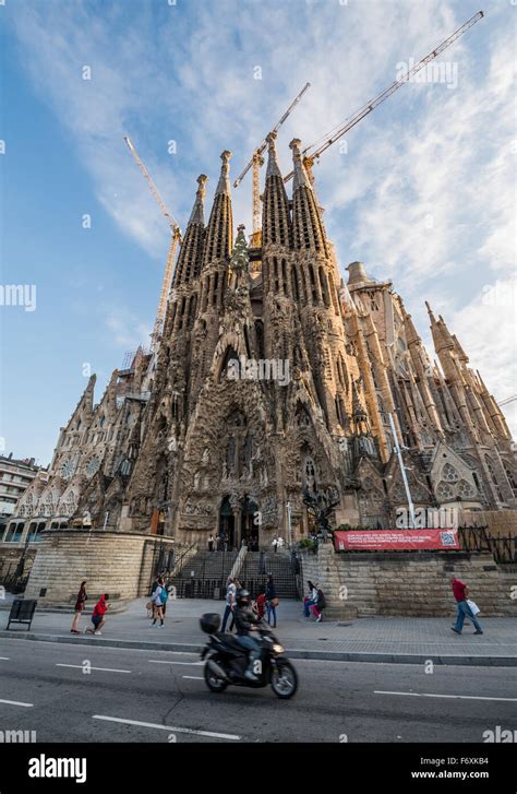 Basílica y la Iglesia Expiatorio de la Sagrada Familia diseñado por