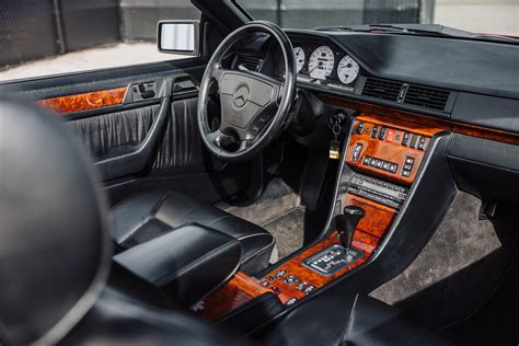 Легенда з 90-х: 30-річний Mercedes W124 пішов із молотка за 126 500 ...