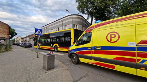 Ul Chmielna zablokowana Mężczyzna rzucił się pod autobus MPK