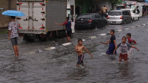 Banjir Kepung Jalan Perbatasan Tangsel Dan Jaksel Saat Kali