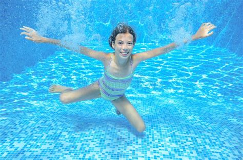 La Fille Heureuse Nage Dans La Natation De Piscine Denfant Et Lamusement Sous Marins Et Actifs