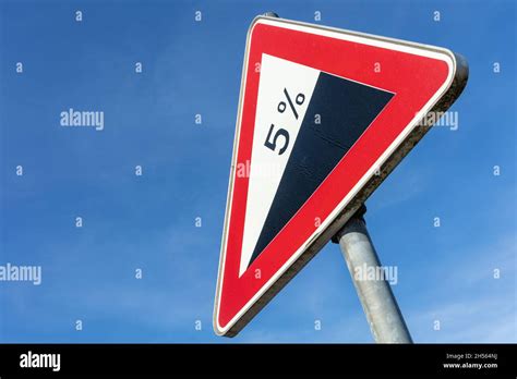 Panneau De Signalisation En Pente Raide Banque De Photographies Et D