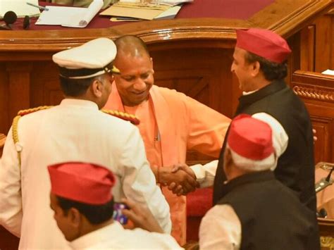 Yogi Adityanath And Akhilesh Yadav Came Face To Face First Time In Up Assembly Watch क्या हुआ