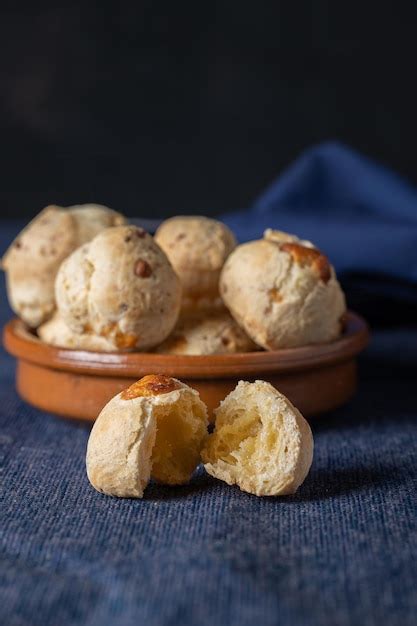 Chipa Pan De Queso T Pico Paraguayo Abierto Al Medio Foto Premium