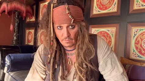 Johnny Depp Aparece Transformado En Jack Sparrow Pero No Para Piratas Del Caribe