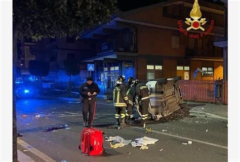 Incidente A Roma Auto Si Ribalta Morti Giovani Tiscali Notizie