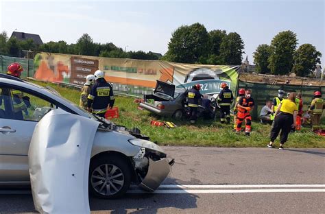 Policjanci Pracowali Na Miejscu Wypadku Drogowego Na DW 213 W Starzynie