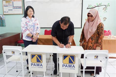 FOTO Pamapersada Nusantara Serahkan Bantuan Alat Sekolah Produksi UMKM