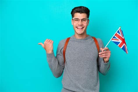 Jovem Homem Caucasiano Segurando Uma Bandeira Do Reino Unido Isolada Em