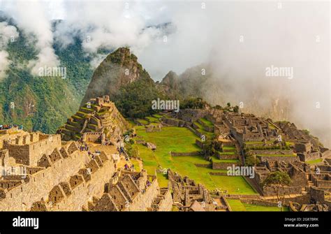 La Nebbia Di Machu Picchu Con I Colori Dell Alba Vintage Il Santuario