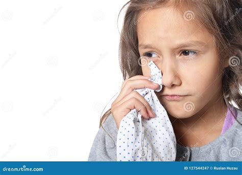 Portrait De La Petite Fille Triste Pleurant Sur Le Fond Blanc Image