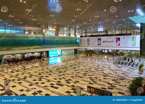 Gente En Pasillo De La Llegada Del Aeropuerto Internacional De Changi