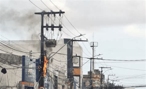 Poste De Energia Pega Fogo No Centro De Aracaju