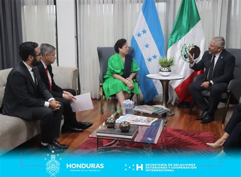 Embajadora de México presenta Copias de Estilo ante el Canciller de la