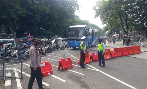 TransJakarta Ubah Rute Imbas Demo Di Patung Kuda Jakarta