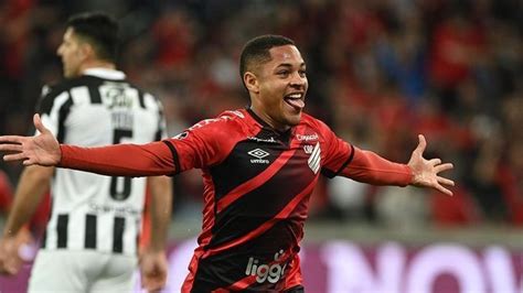 Palmeiras Se Posiciona Sobre Poss Vel Acerto Parceiro De Vitor