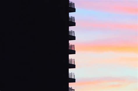 Vista En Bajo Ngulo De La Silueta Del Edificio Contra El Cielo Foto