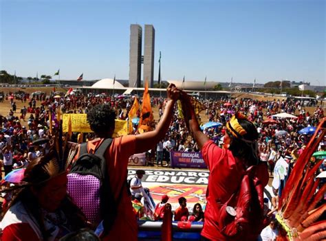 Indígenas protestam na Esplanada dos Ministérios veja fotos Poder360