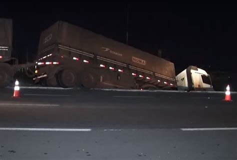 Carreta sai da pista após desviar de acidente na BR 304 em Macaíba