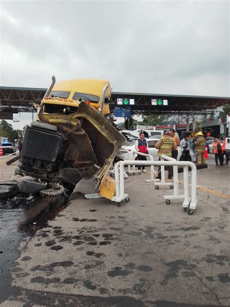 Tráiler se queda sin frenos y embiste vehículos y caseta en Michoacán