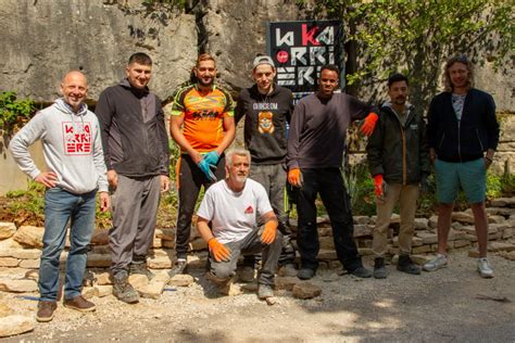 Villars Fontaine La Karrière une fontaine bâtie avec Sentiers va