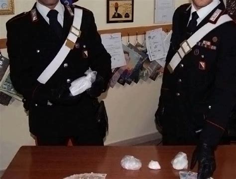 Operazione Dei Carabinieri Gli Spacciatori Gettano La Droga In Un Vaso