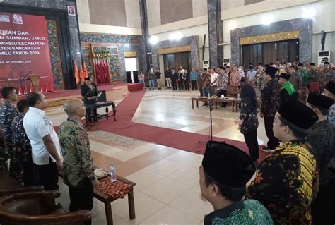 Anggota Panwascam Bangkalan Resmi Dilantik Lingkarjatim