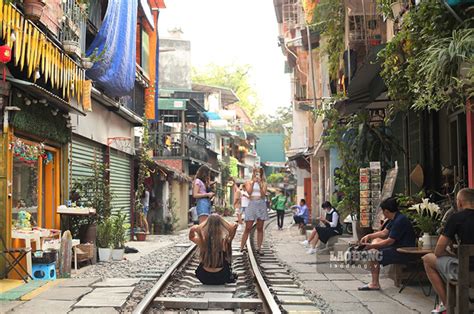 Hanoi Train Street Coffee SVietnam Travel