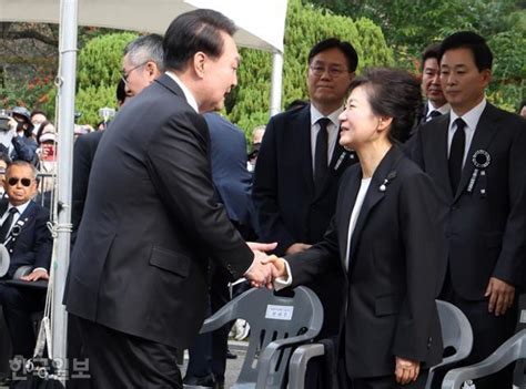 박근혜 악수한 다음날 Tk서 유림 만난 尹 국민 위해 소임 다할 것 한국일보