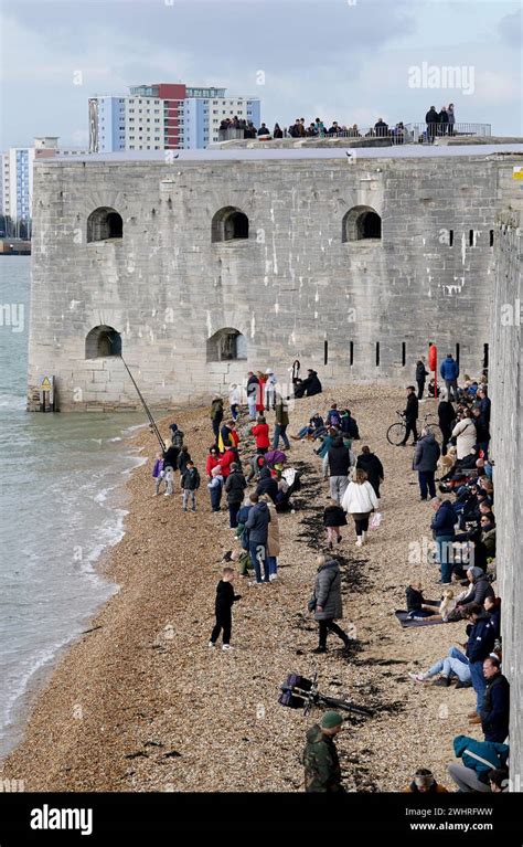 Les spectateurs se rassemblent près du port de Portsmouth pour voir le