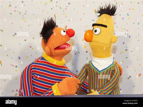 Sesame Street Muppets Ernie Und Bert Posieren F R Fotos W Hrend Einer