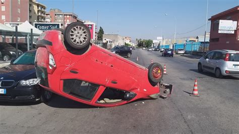 Incidente A Palermo Auto Si Ribalta In Via Pecoraino Le Foto Dello