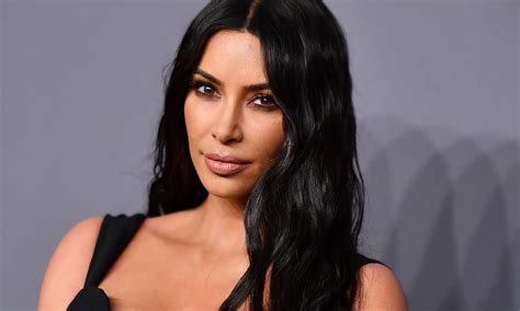 Kim Kardashian causa sensación con diminuto bikini