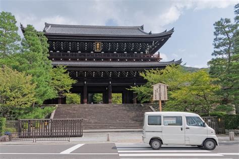 Streets of Higashiyama - The way of the exploding fish