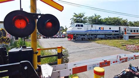 Livery Garis Biru Cc Palang Pintu Perlintasan Kereta Api Jpl