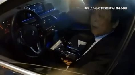 違停機車停等區！騎士敲窗驚見王世堅 疑玩手機畫面曝｜東森新聞：新聞在哪 東森就在哪裡