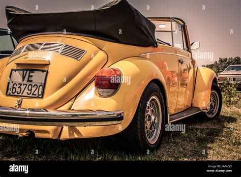 Yellow Volkswagen Beetle Stock Photo - Alamy