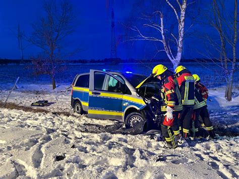 Fw Se Streifenwagen Verunfallt Bei Einsatzfahrt Presseportal