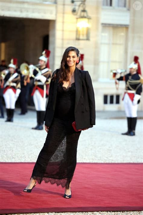 Tatiana Silva Enceinte Et Sublime Dans Une Robe En Dentelle