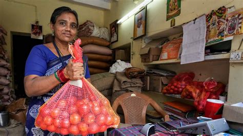 Tomato Price Touches Rs 200 Mark Due To Heavy Rains In India Oneindia