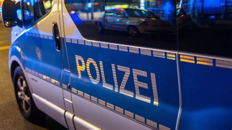 Elf Verletzte bei Unfall in Berlin Polizeiauto stößt mit VW zusammen