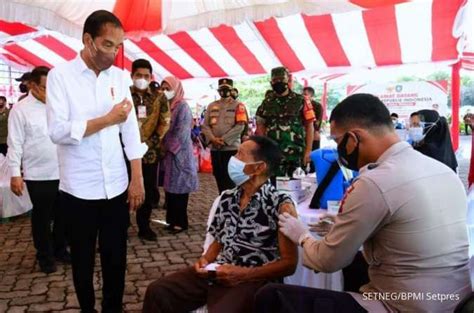 Pastikan Pekerja Sektor Industri Terima Booster Jokowi Tinjau