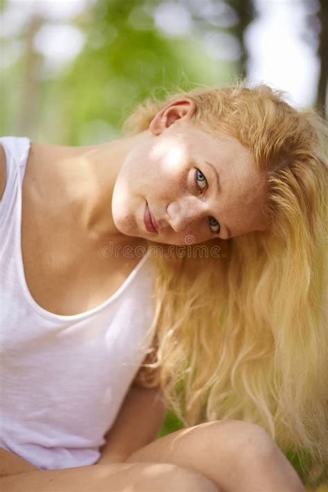 Fille Blonde En Stationnement D été Image stock Image du arbres lumière
