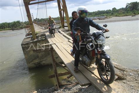 Jembatan Gantung Alternatif Rusak Antara Foto